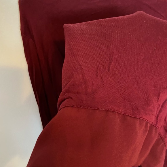 EUC burgundy sweater, light fabric, back and sleeves in a jersey fabric. - Picture 5 of 8